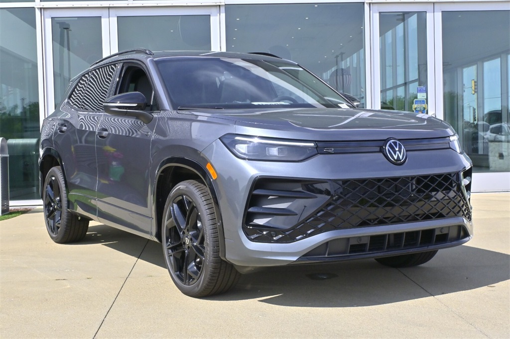 2025 Volkswagen Tiguan SE R-Line Black's photo