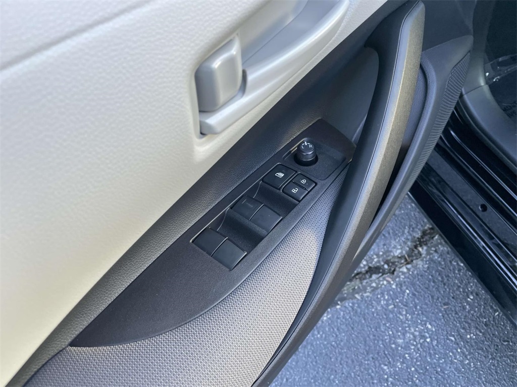 2025 Toyota Corolla LE photo 17