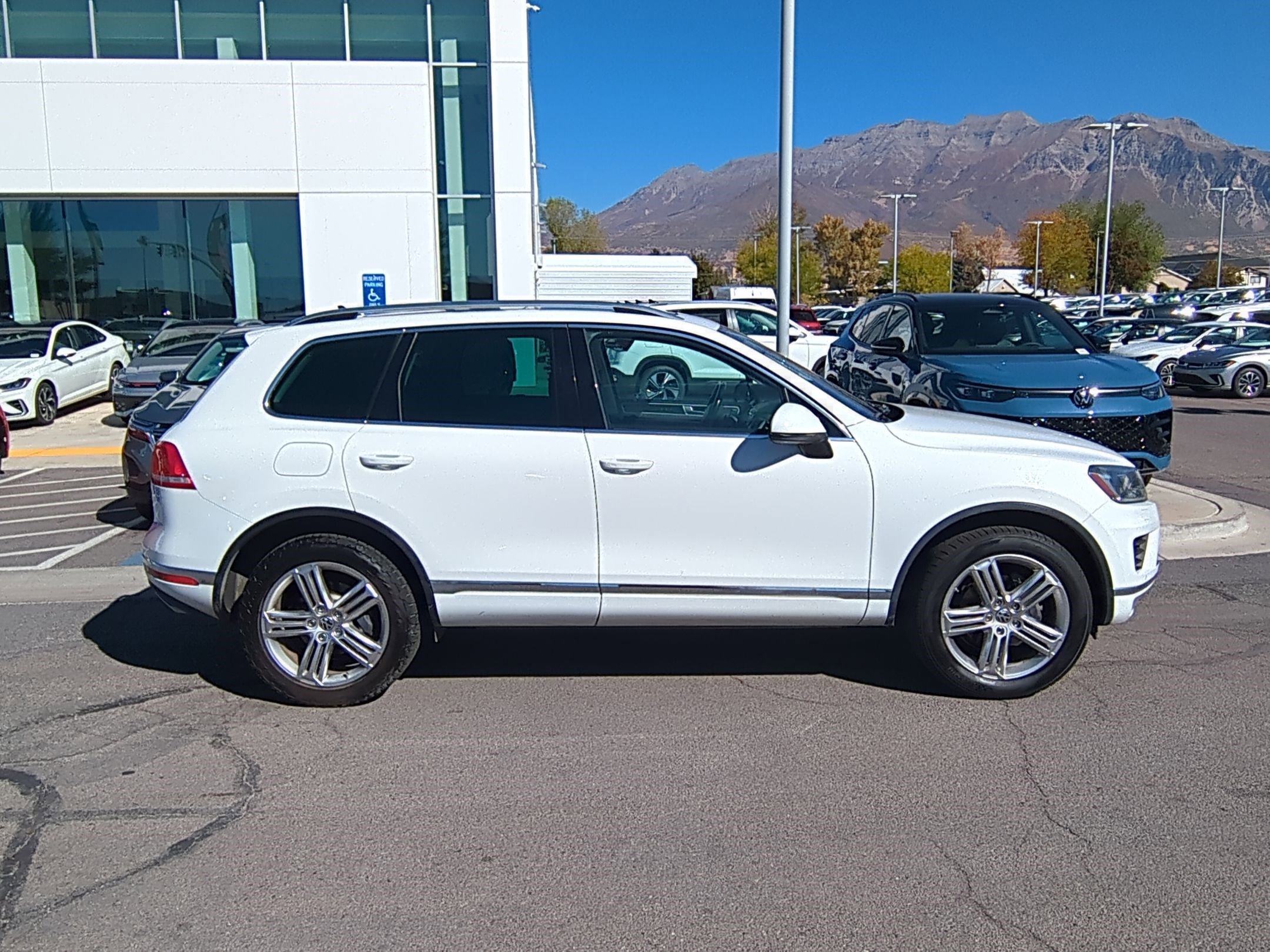 2016 Volkswagen Touareg TDI Executive photo 2