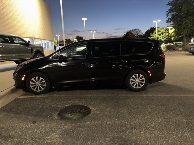 2017 Chrysler Pacifica Touring photo 6