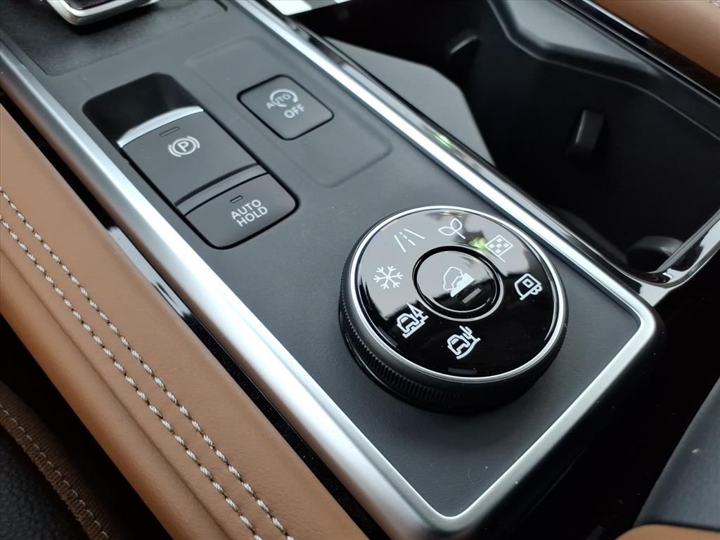 2025 Nissan Pathfinder Platinum photo 18