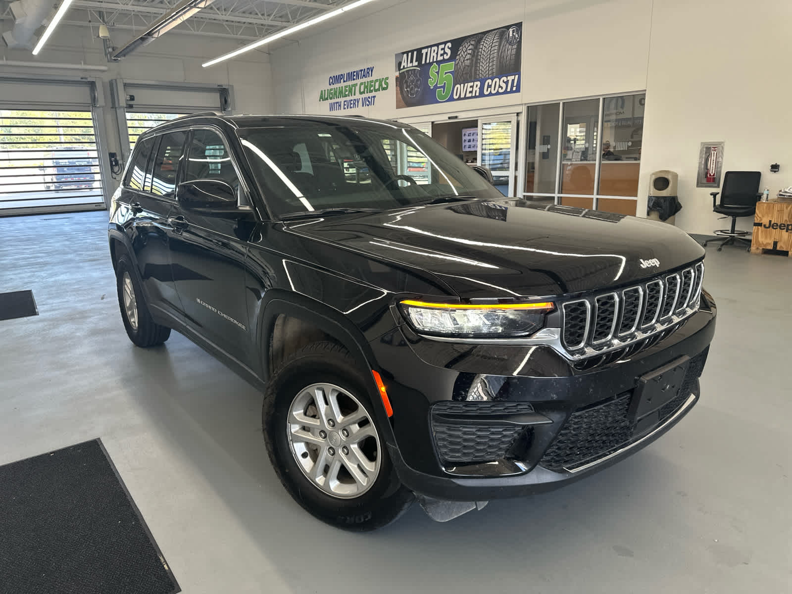 2024 Jeep Grand Cherokee Laredo photo 2
