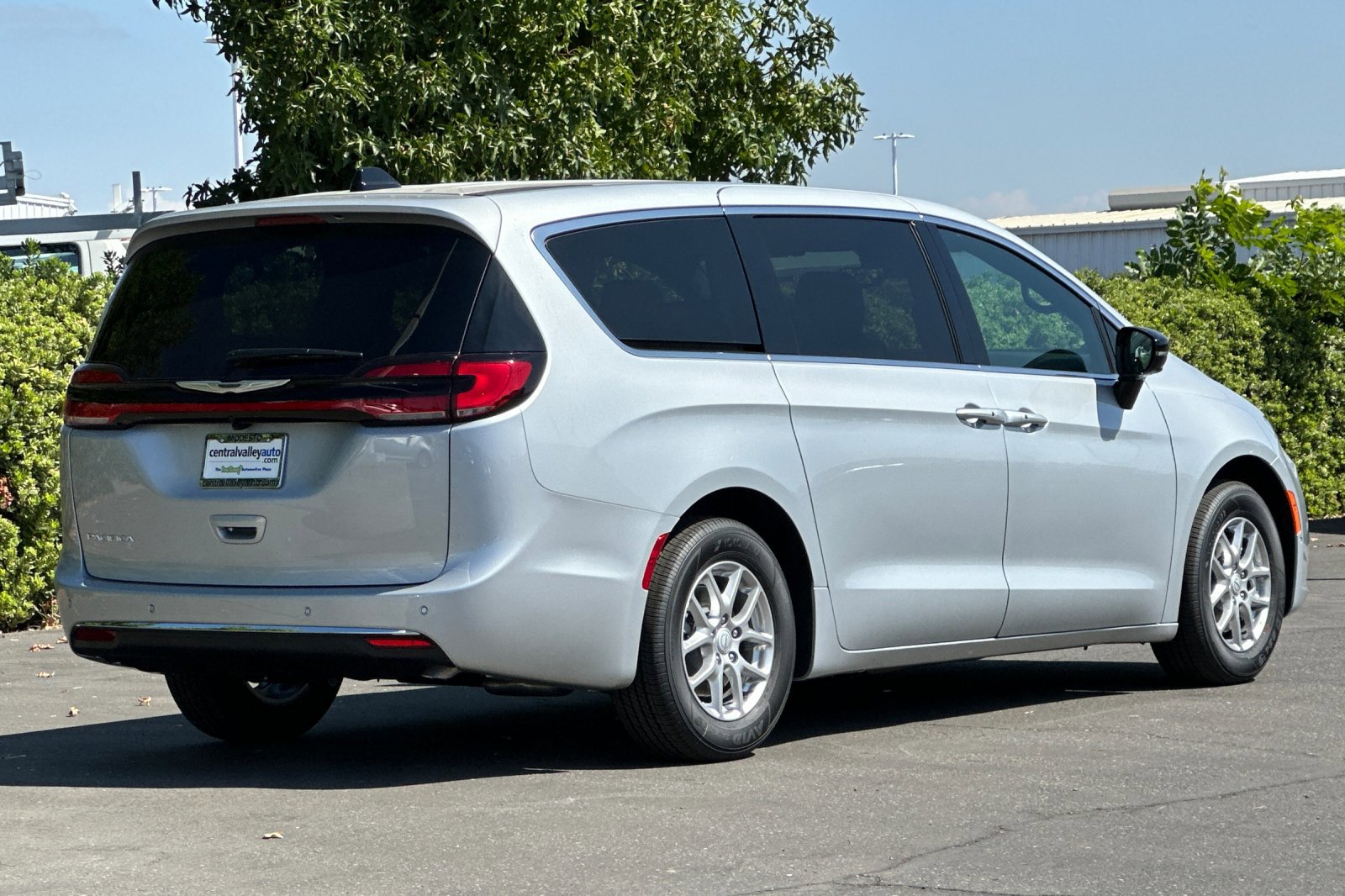 2026 Chrysler Pacifica photo 4