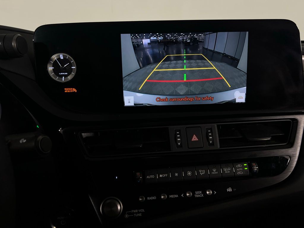 2023 Lexus ES 300h photo 14