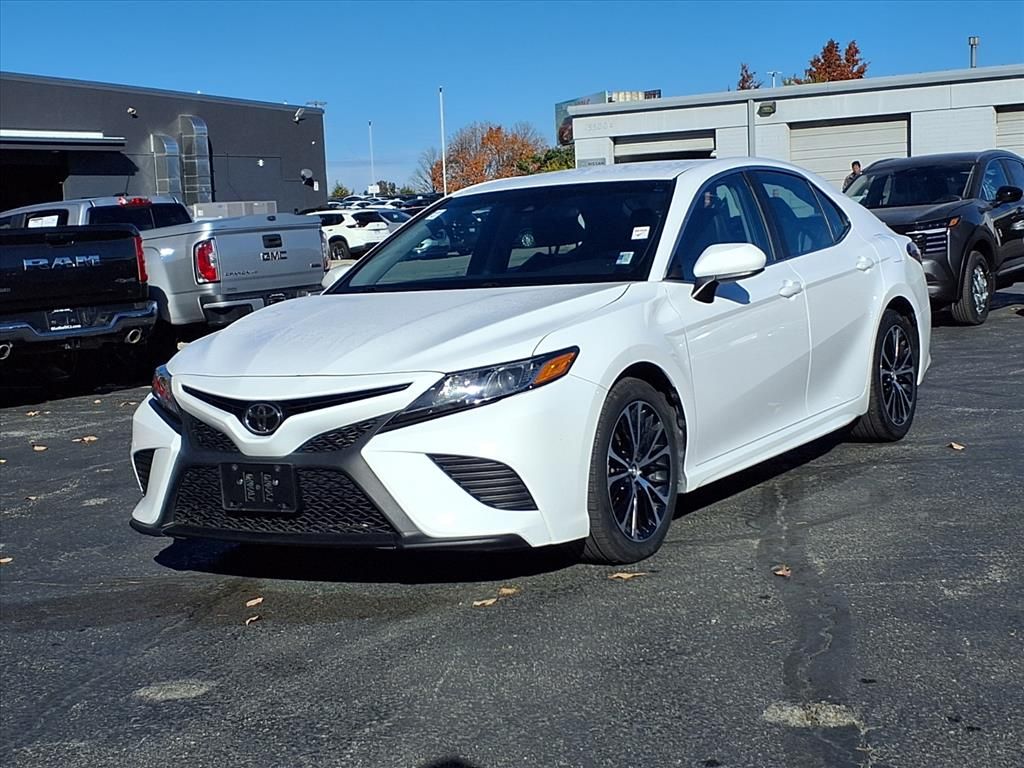Used 2018 Toyota Camry SE with VIN 4T1B11HK0JU623948 for sale in Kansas City