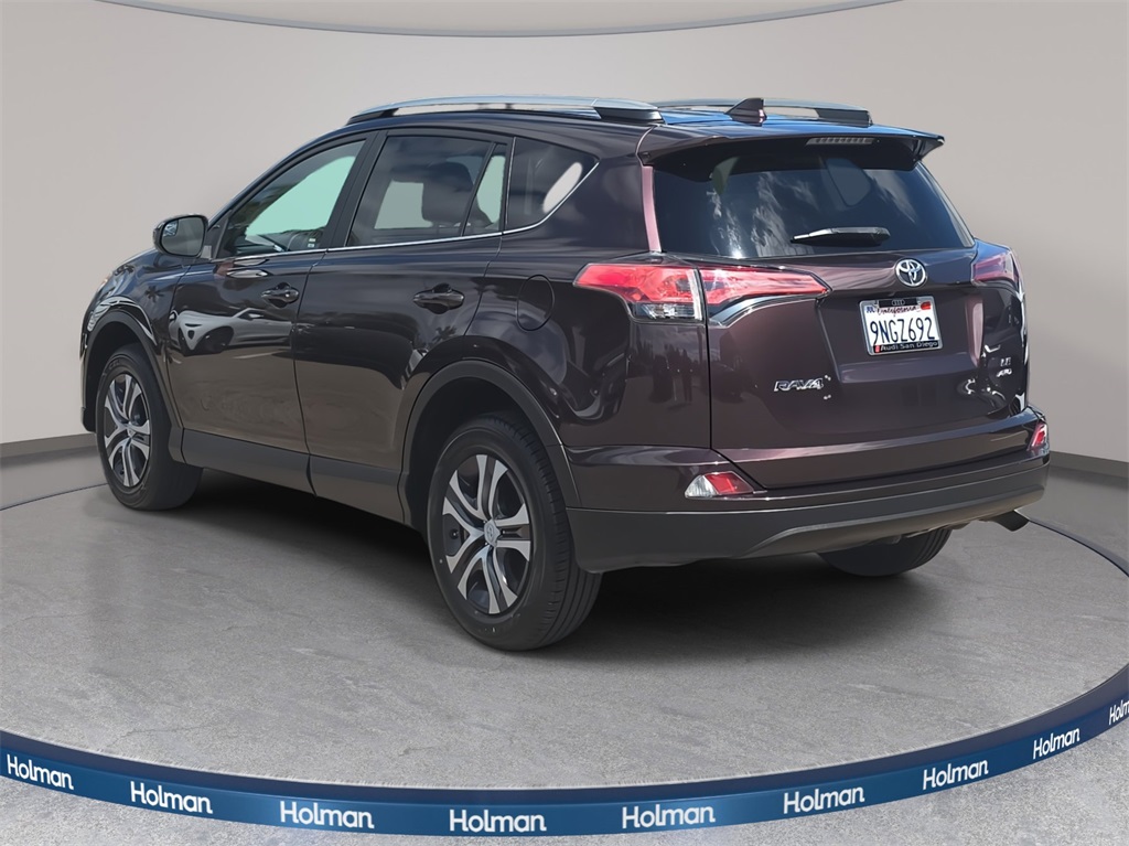 2017 Toyota RAV4 LE photo 4