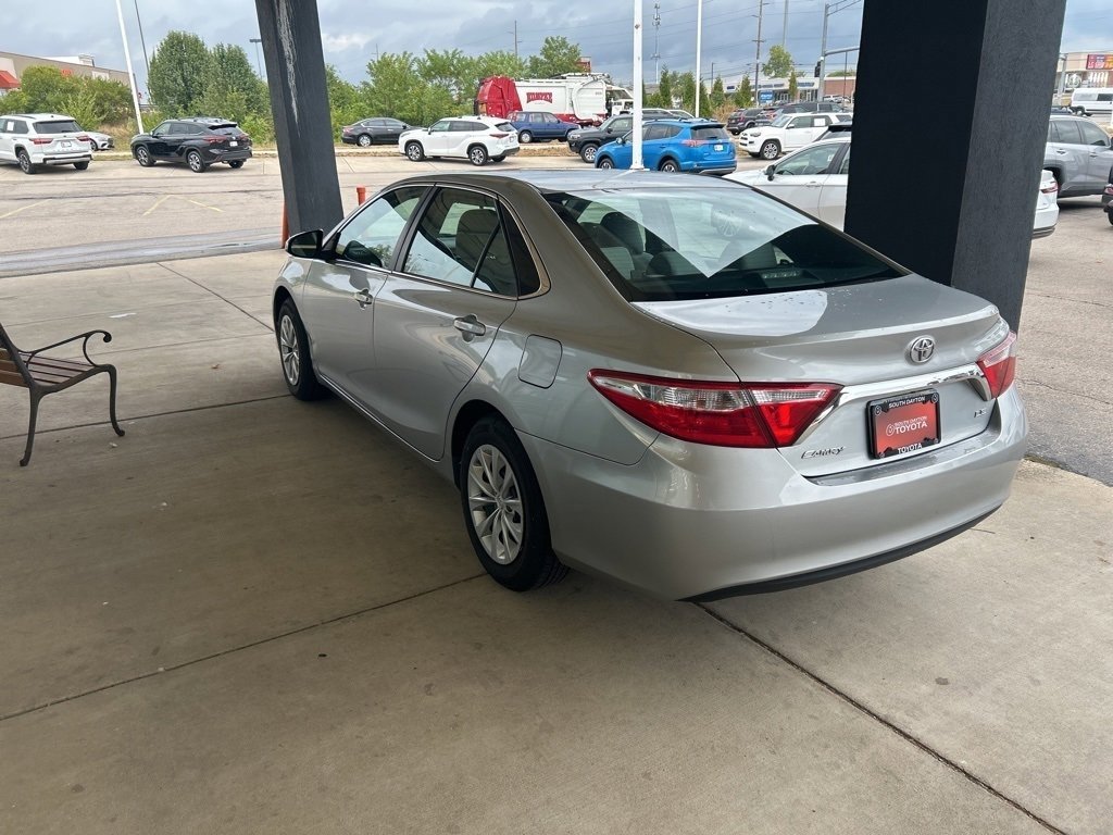 2016 Toyota Camry LE photo 2