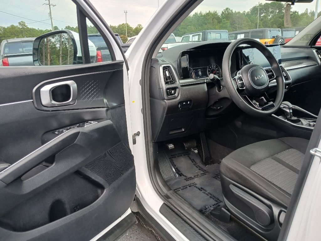 2023 Kia Sorento LX photo 12