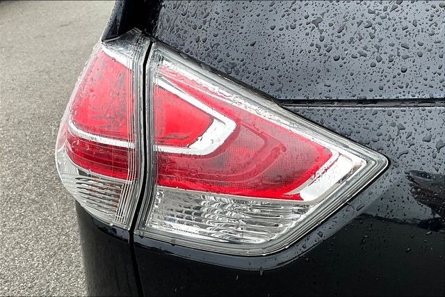 2016 Nissan Rogue SV photo 26