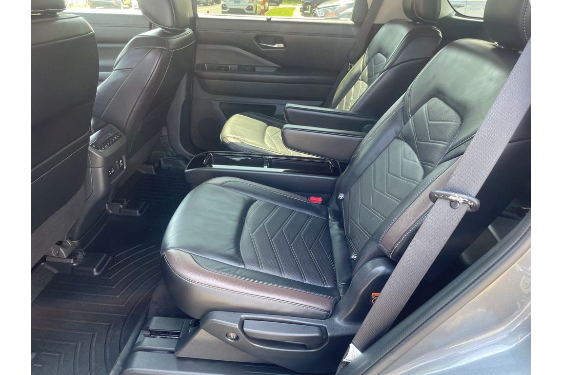 2022 Nissan Pathfinder Platinum photo 3