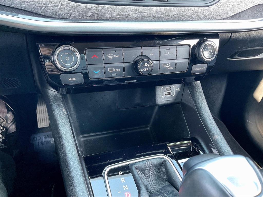 2022 Jeep Compass Latitude Lux photo 25