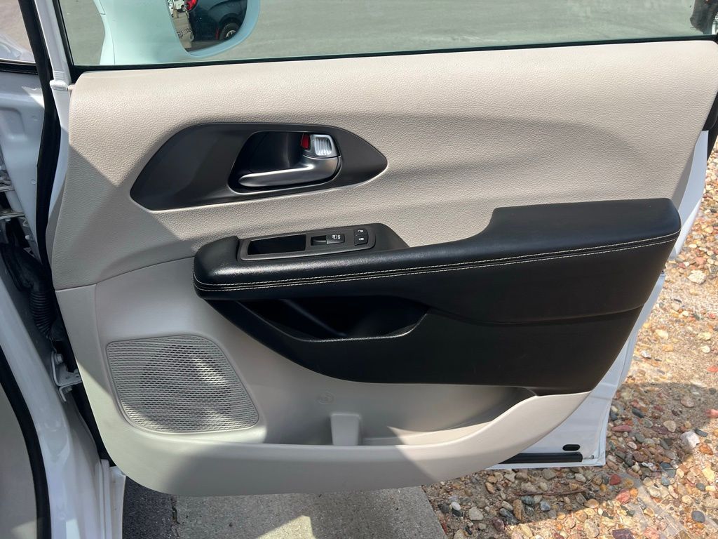 2022 Chrysler Pacifica Touring L photo 22