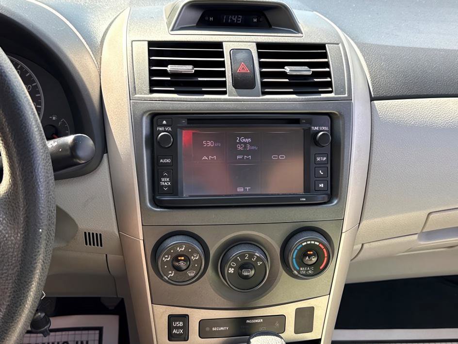 2013 Toyota Corolla LE photo 16