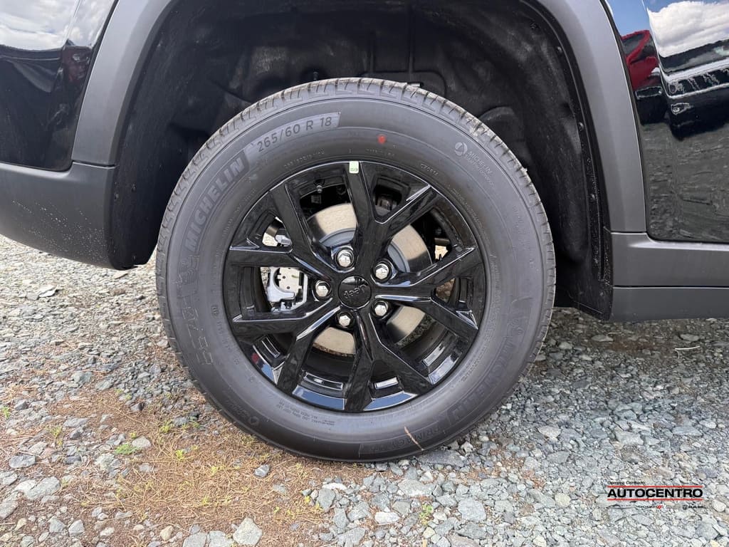 2025 Jeep Grand Cherokee Laredo Altitude photo 3