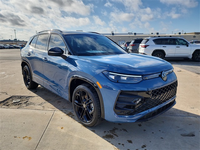 2025 Volkswagen Tiguan SE R-LINE BLACK's photo
