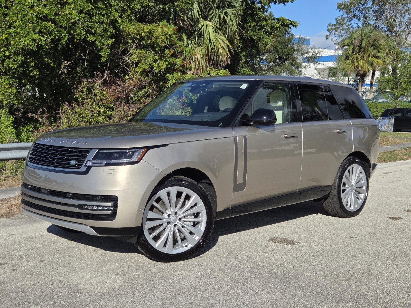 2025 Land Rover Range Rover SE's photo