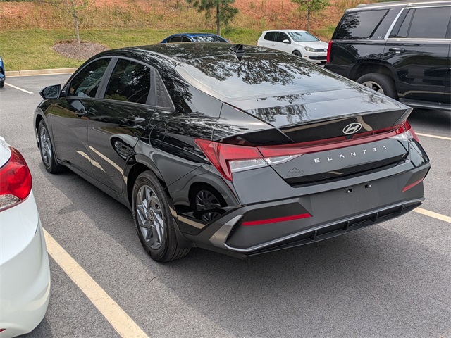2024 Hyundai Elantra SEL photo 2