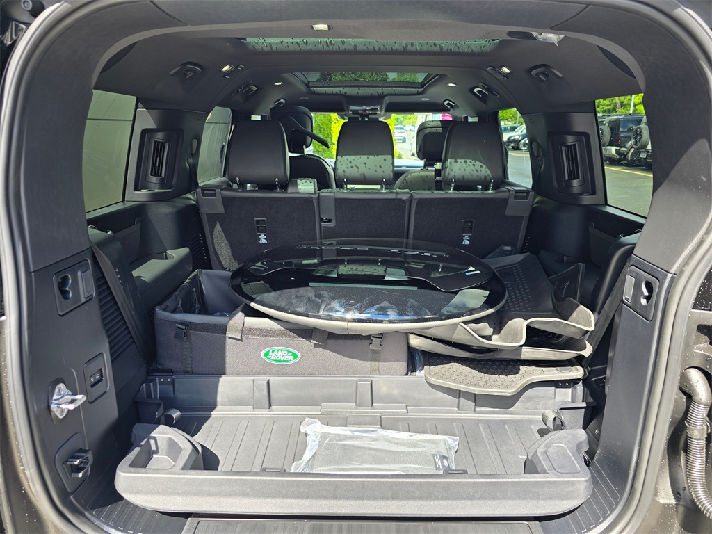 2025 Land Rover Defender 130 X-Dynamic SE photo 26
