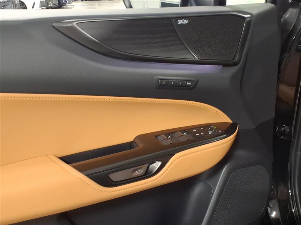 2026 Lexus NX 450h+ Luxury AWD photo 4