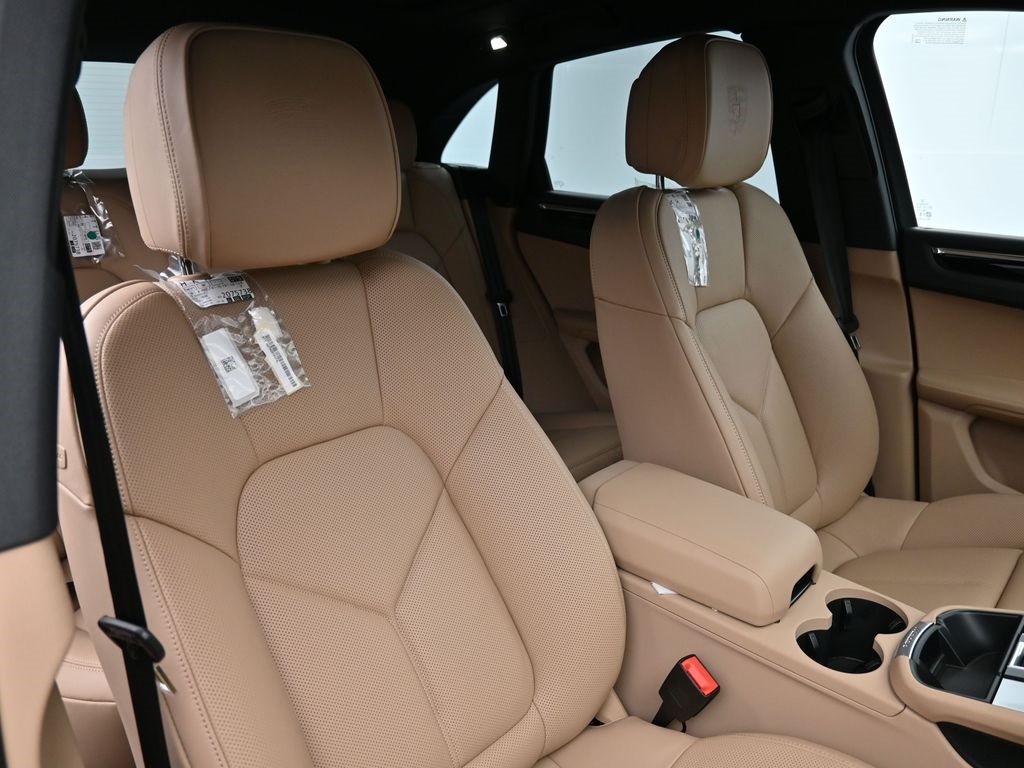2026 Porsche Macan T photo 11