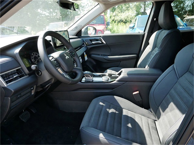 2025 Mitsubishi Outlander SE photo 3