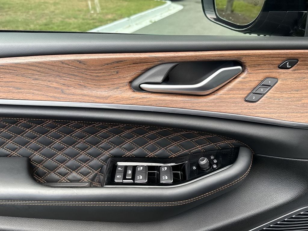 2023 Jeep Grand Cherokee Summit photo 14
