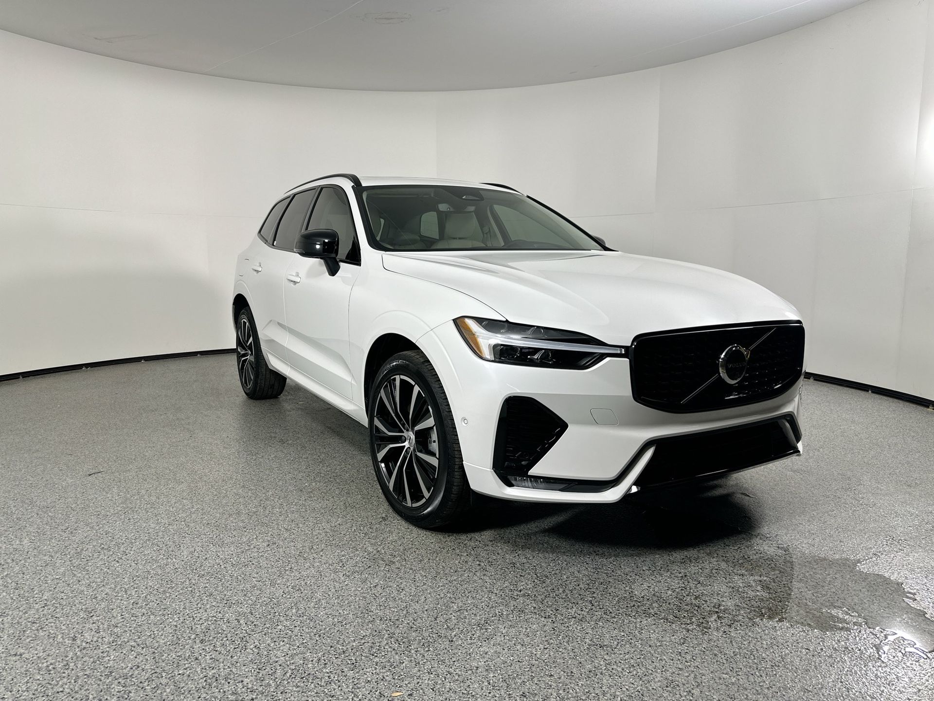 2024 Volvo XC60 B5 Plus photo 3