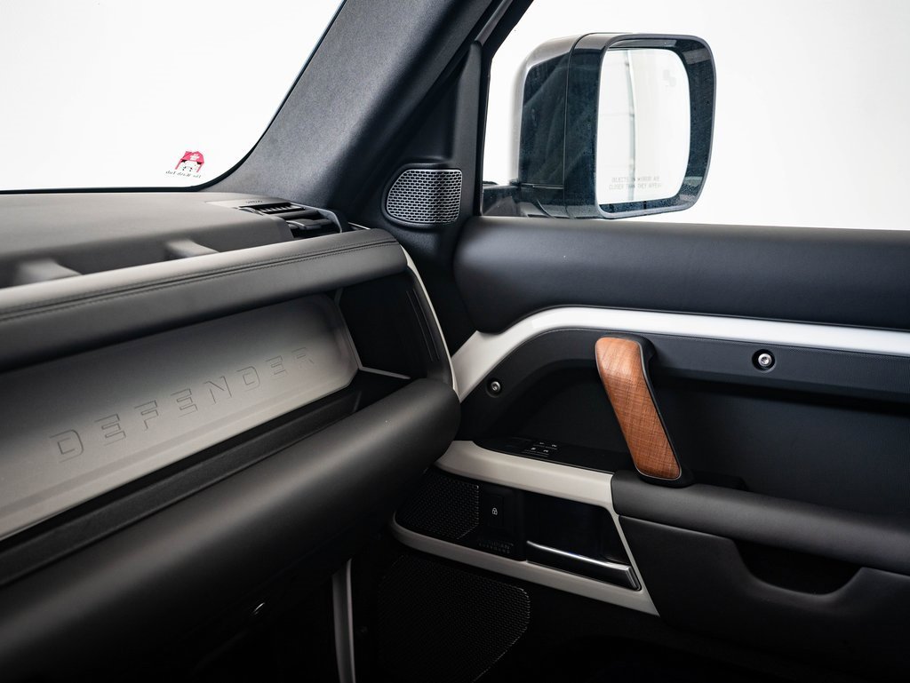 2020 Land Rover Defender 110 HSE photo 26