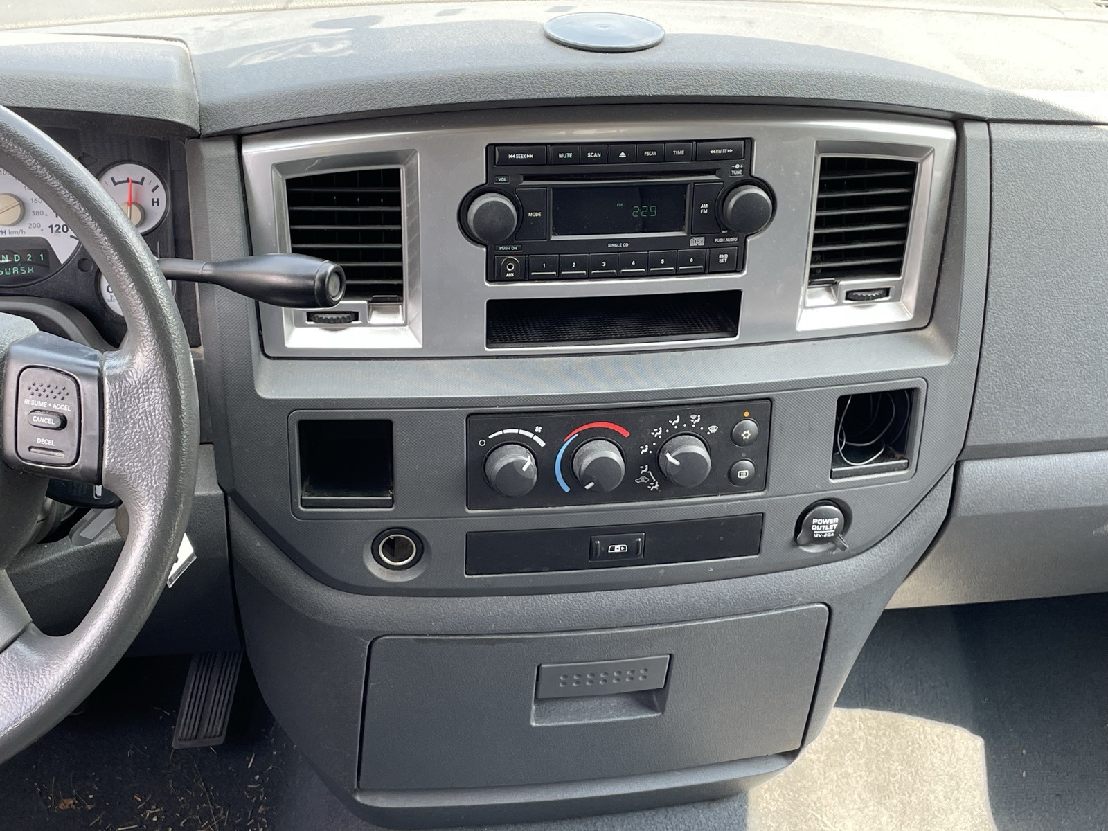 2008 Dodge Ram SLT photo 9