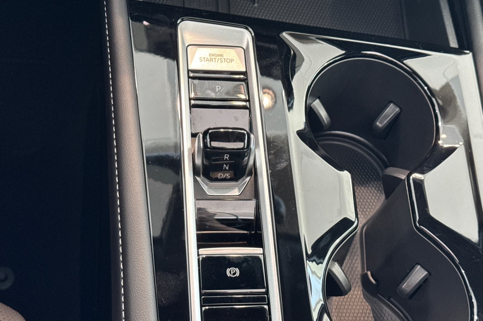 2025 Volkswagen Atlas Cross Sport SEL R-Line photo 14