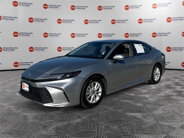 2025 Toyota Camry LE's photo