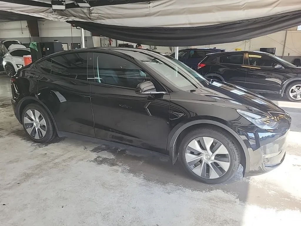 Used 2021 Tesla Model Y Long Range with VIN 5YJYGDEE7MF286432 for sale in Kansas City