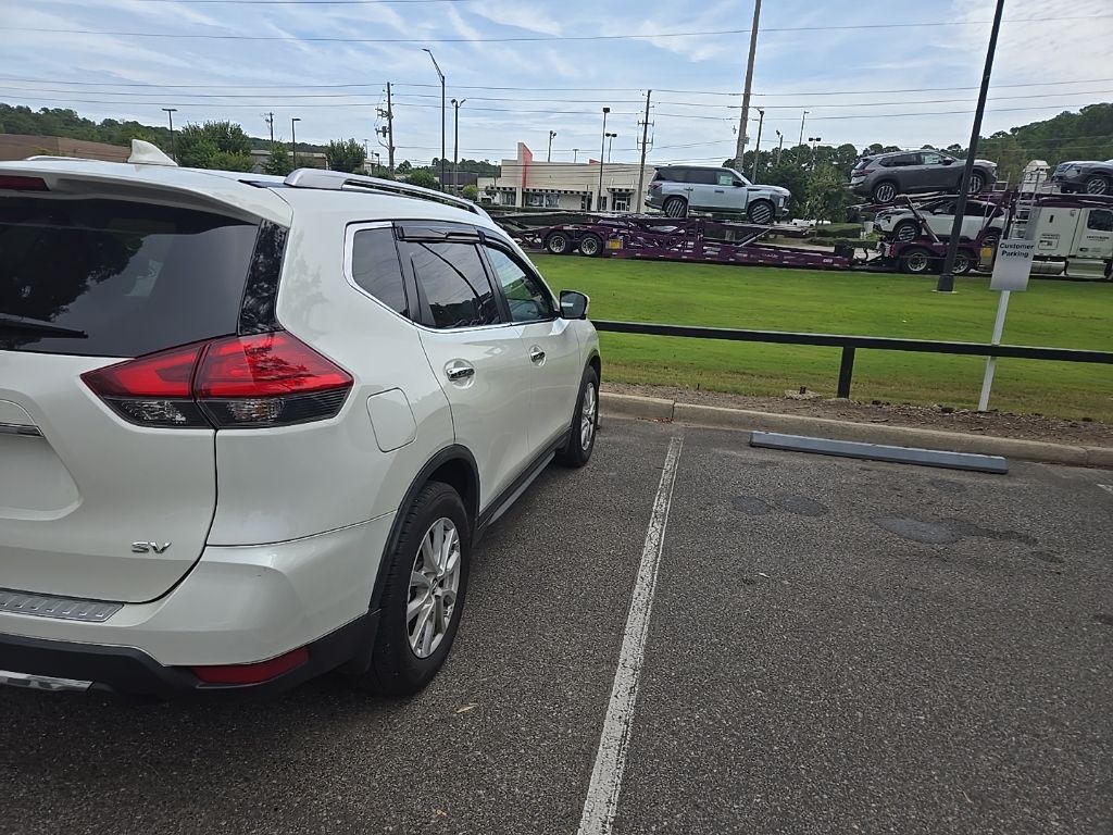 2017 Nissan Rogue SV photo 3
