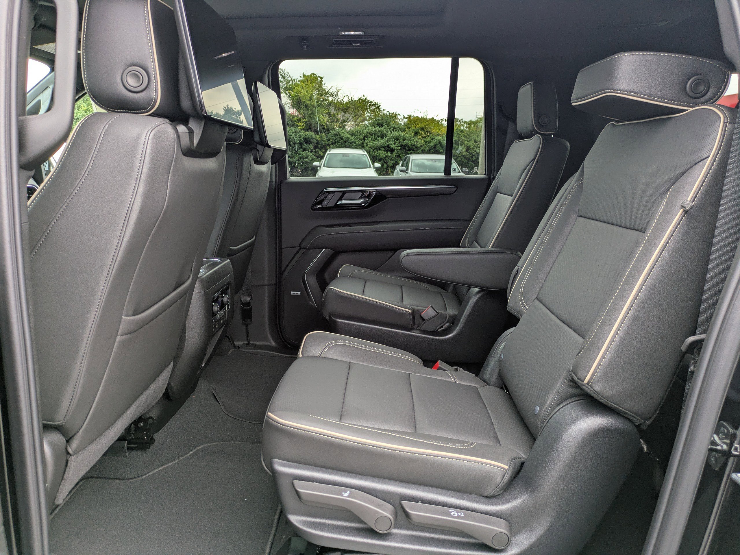 2025 Chevrolet Suburban Premier photo 13