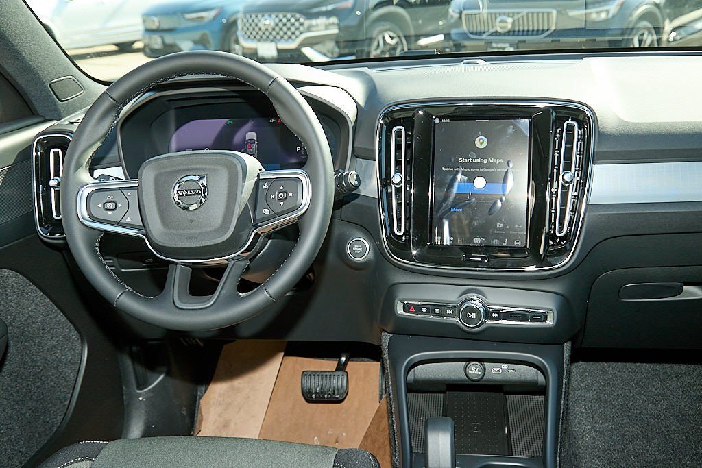 2026 VOLVO XC40 - Image 23