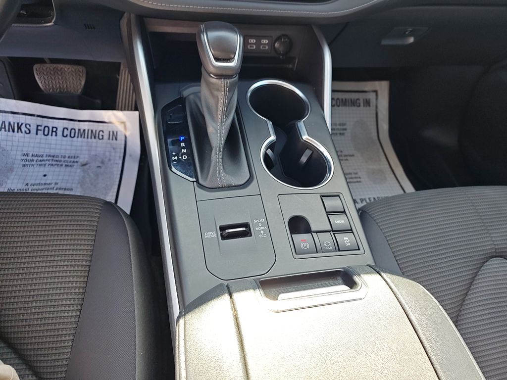 2023 Toyota Highlander LE photo 24