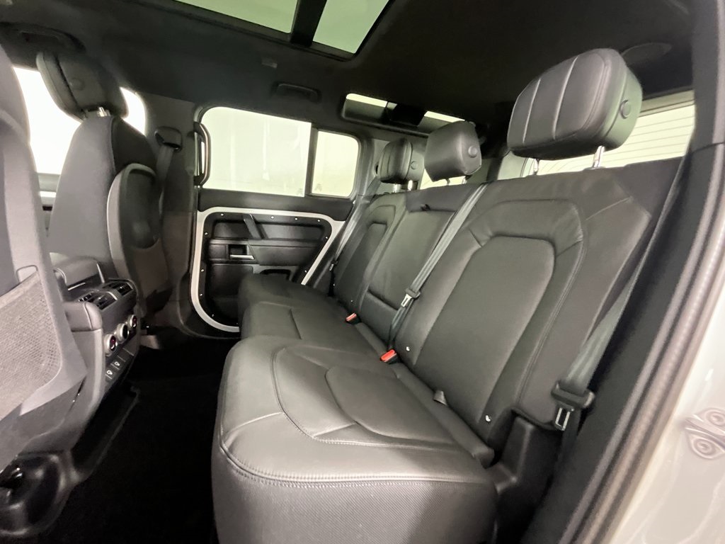 2025 Land Rover Defender 110 V8 photo 5