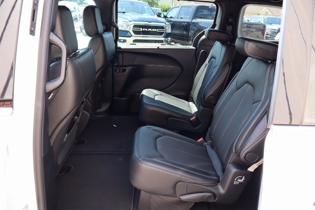 2025 Chrysler Pacifica photo 39