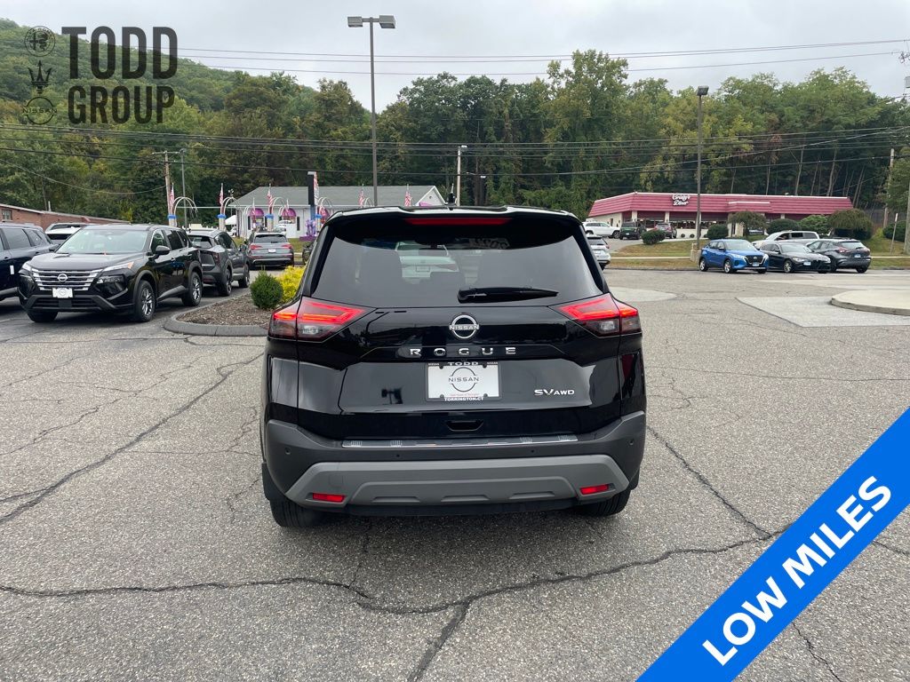 2022 Nissan Rogue SV photo 2