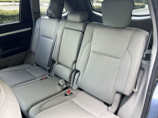 2018 Toyota Highlander LE photo 13