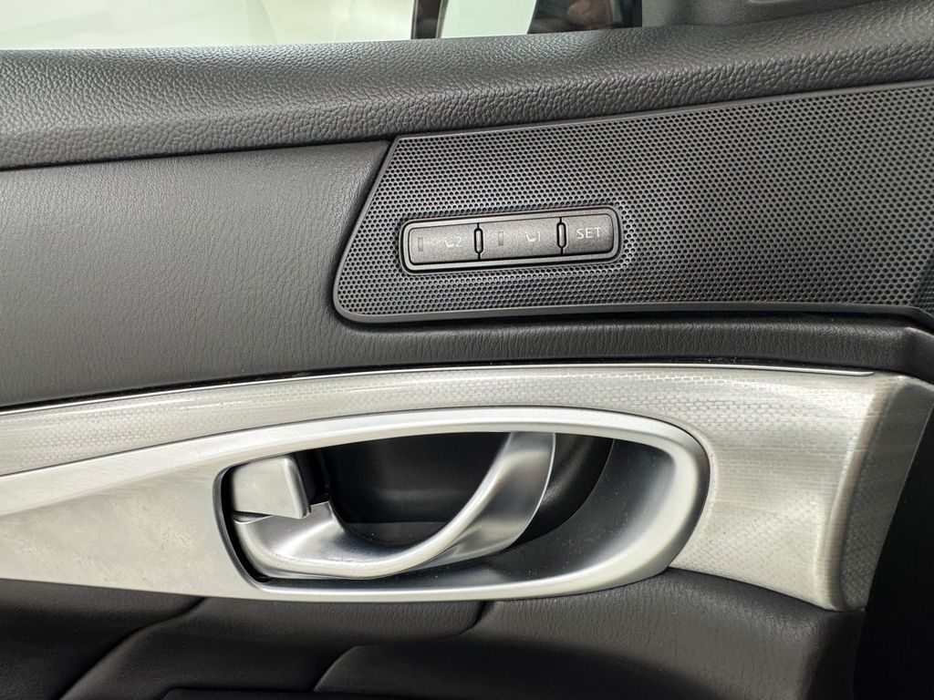 2019 Infiniti Q70 photo 31