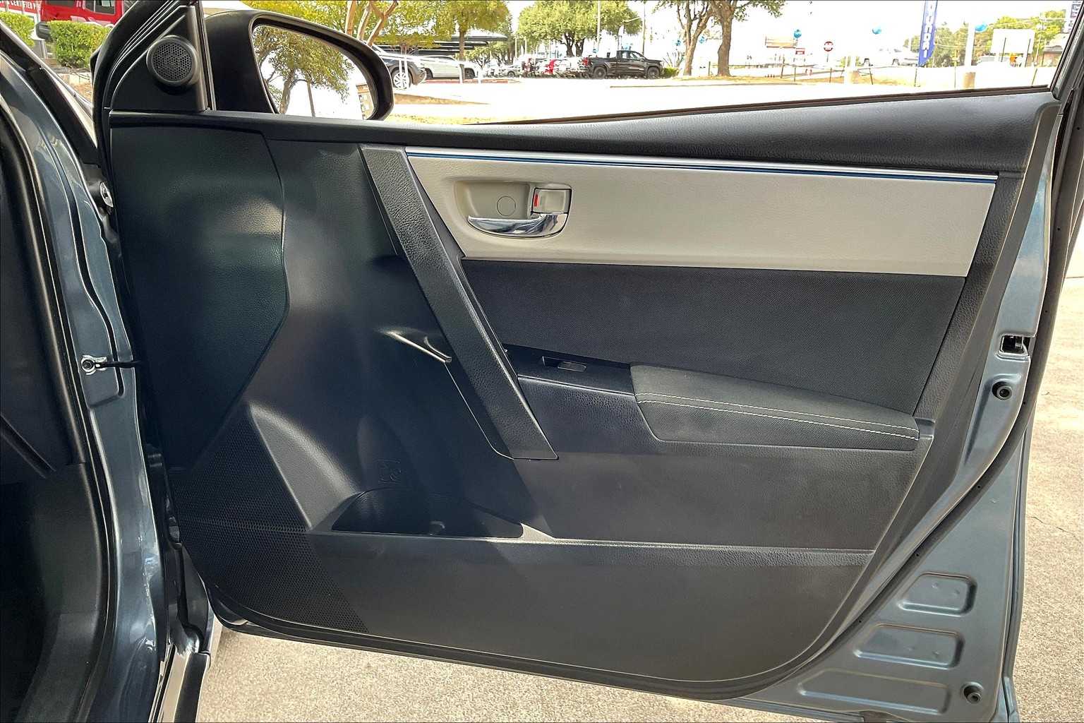 2016 Toyota Corolla LE photo 18