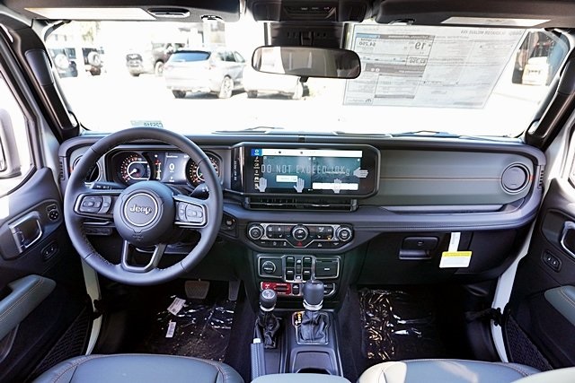 New 2025 Bright White Clear-Coat Exterior Paint Jeep Mojave image 24