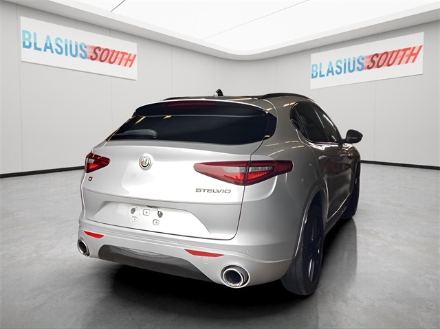 2021 Alfa Romeo Stelvio Ti photo 3