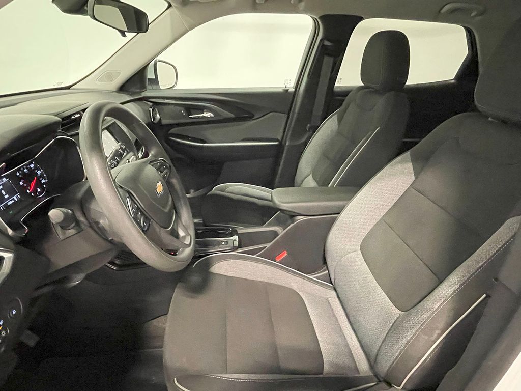 2023 Chevrolet Trailblazer LT photo 2