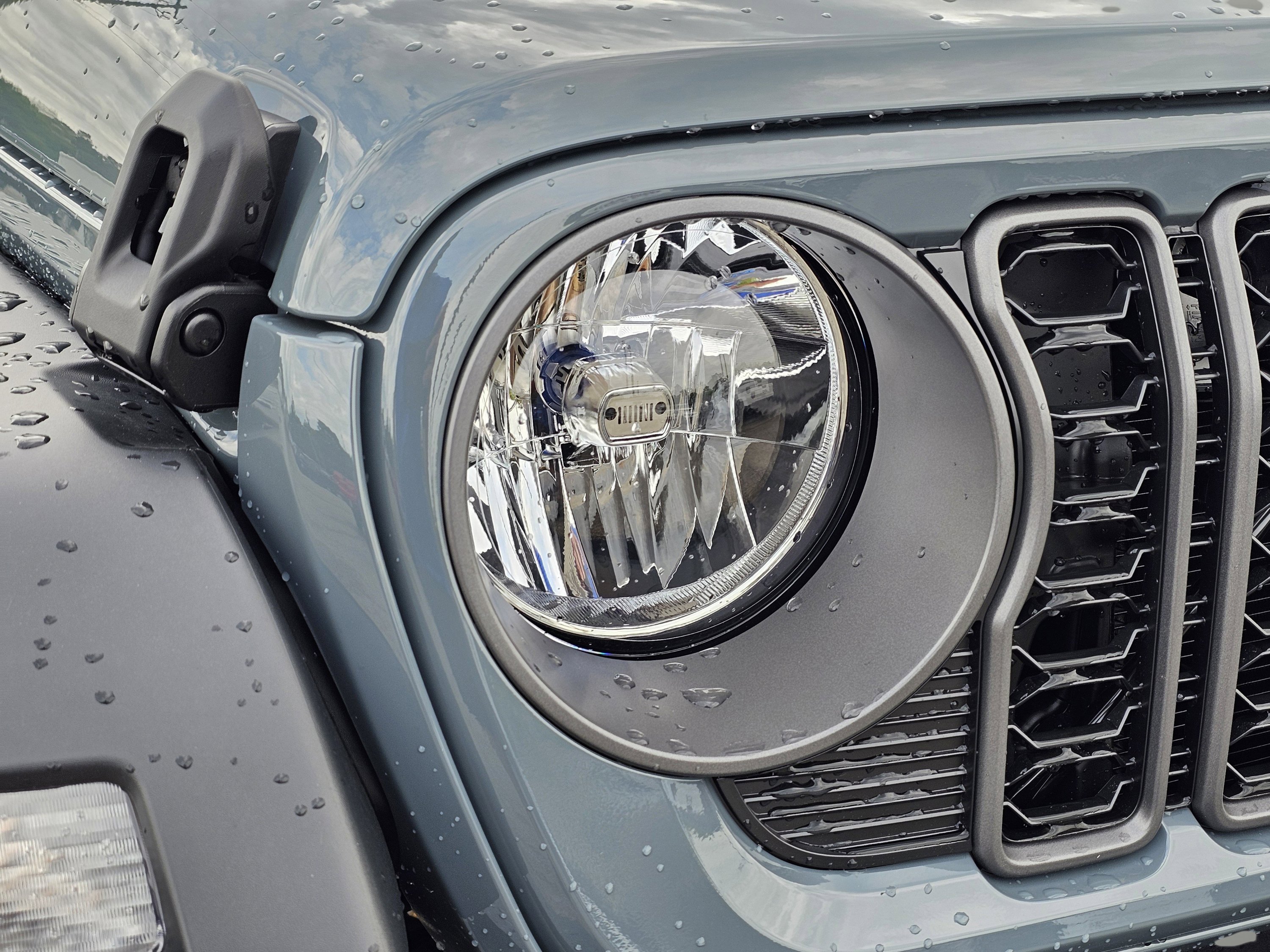 2025 Jeep Gladiator Sport S photo 3