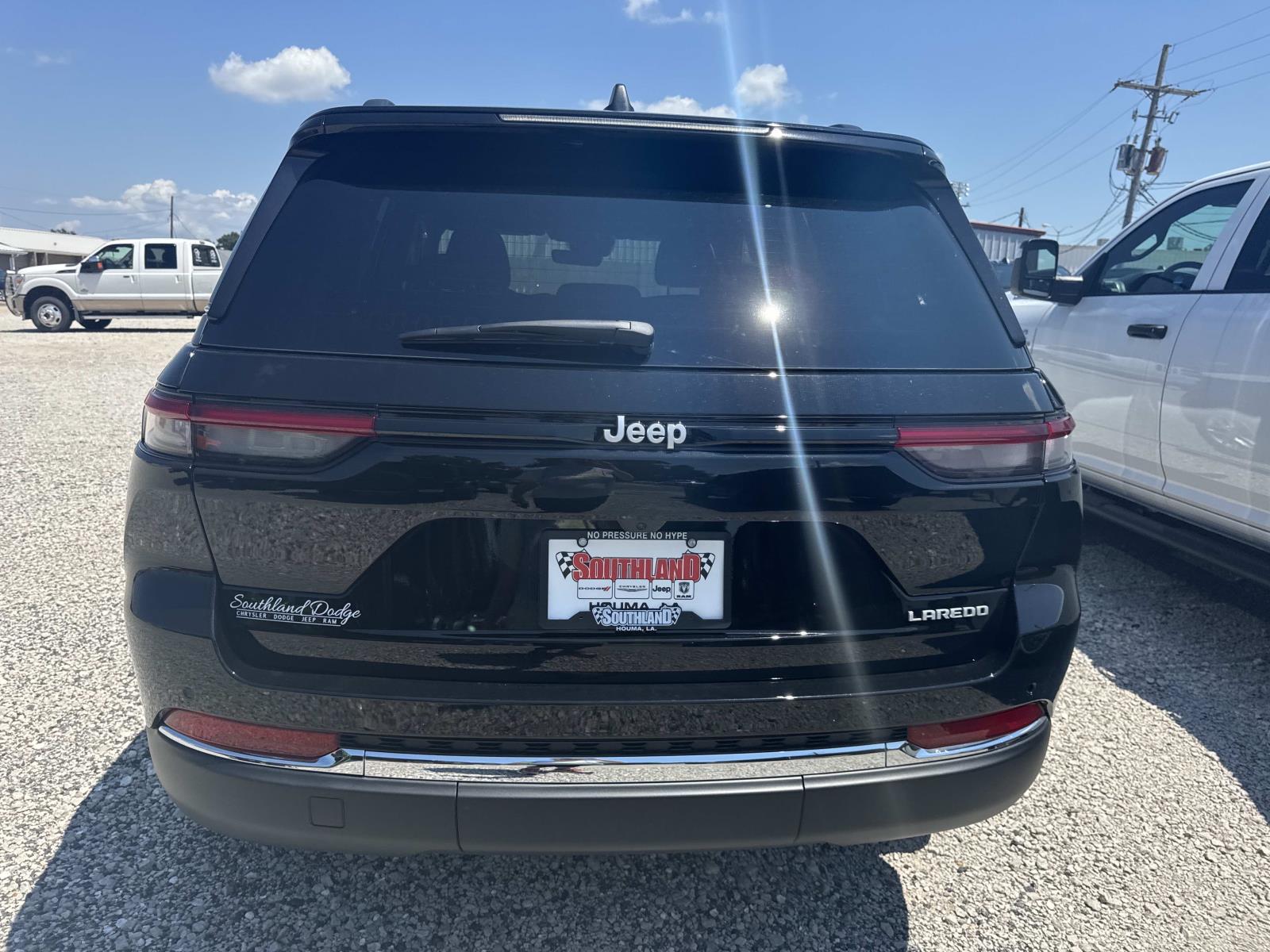 2025 Jeep Grand Cherokee Laredo X photo 3