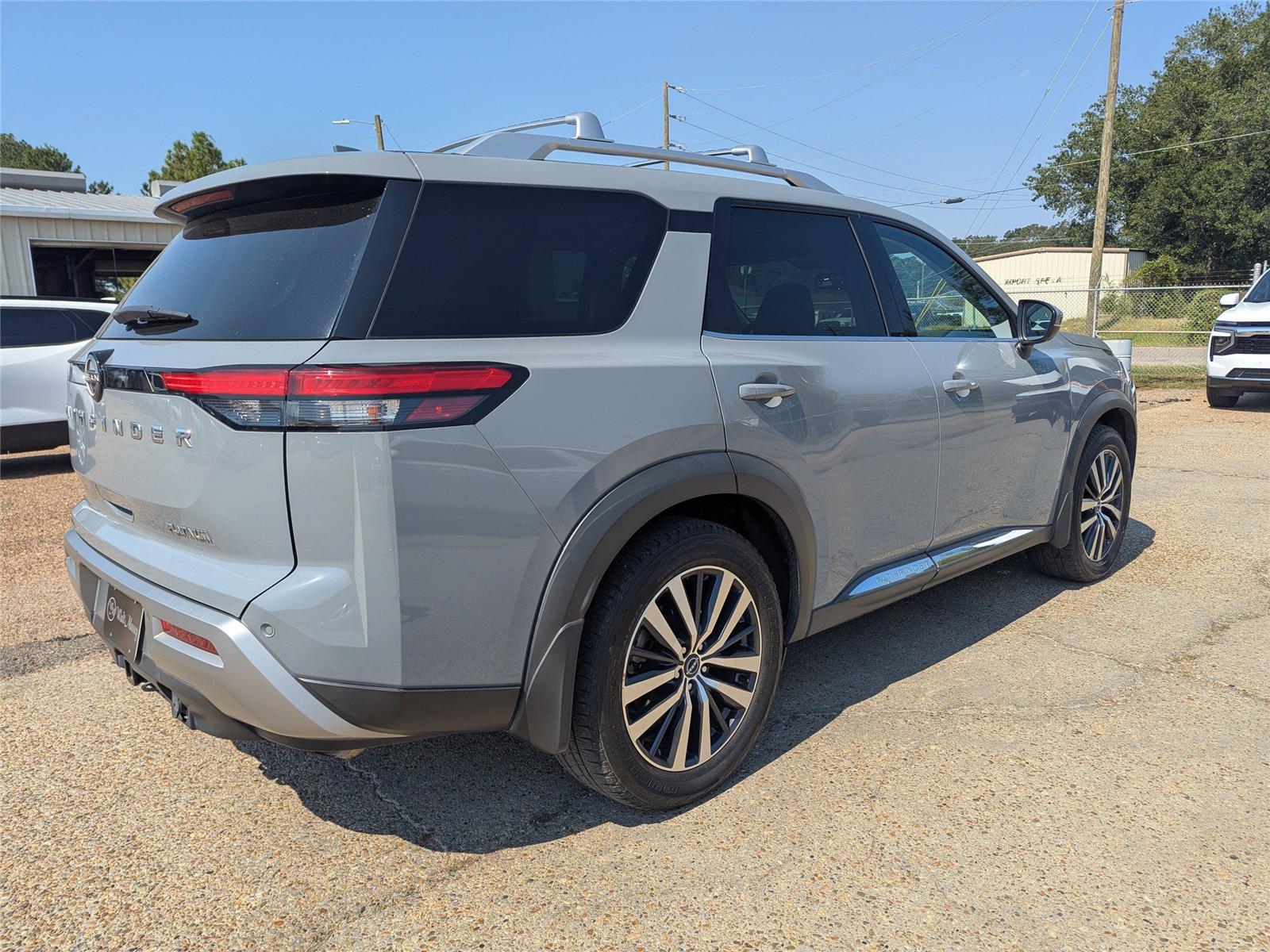 2022 Nissan Pathfinder Platinum photo 5