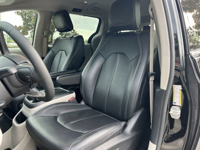 2024 Chrysler Pacifica Touring L photo 2