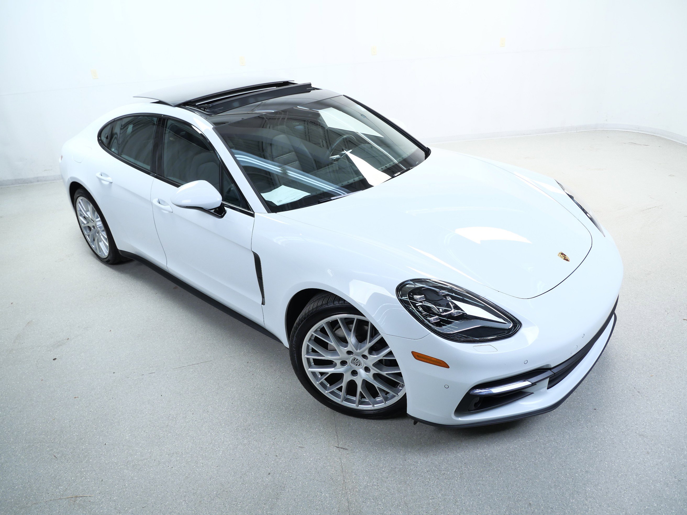 2019 Porsche Panamera 4 photo 2